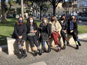 assessore e consigliere partecipano alla giornata dei calzini spaiati