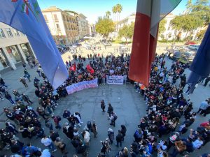 gli studenti in piazza Davanti il Municipio di Cosenza