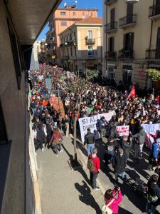 gli studenti in piazza su Corso Mazzini - Cosenza