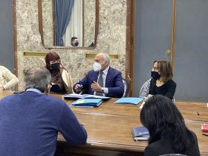 il Sindaco Franz Caruso durante la Giunta