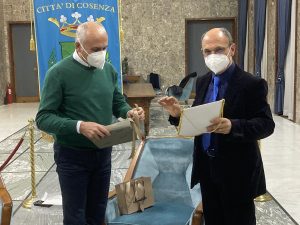 il Sindaco Franz Caruso e il Presidente del circolo della stampa Franco Rosito