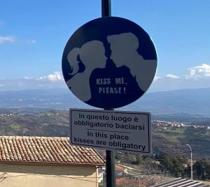 Rota Greca, "Kiss me, Please". Il nuovo segnale che obbliga a baciarsi