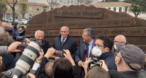 Alla presenza di Mogol inaugurata a Cosenza la scultura dedicata a Lucio Battisti