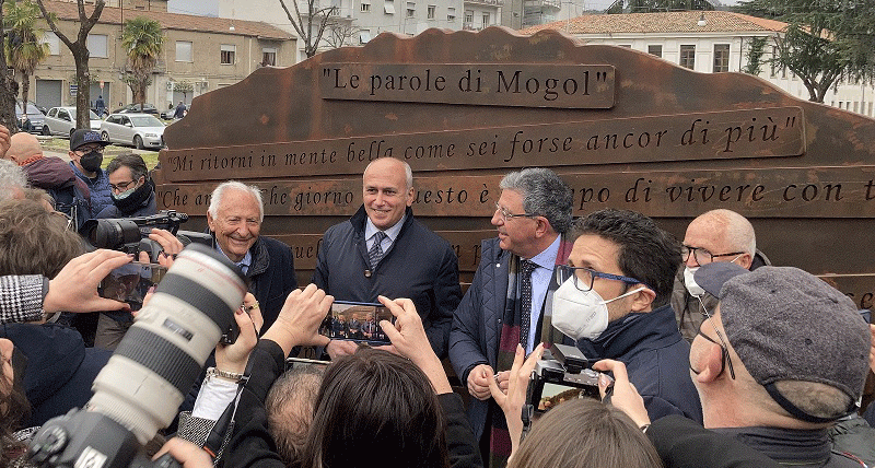 Alla presenza di Mogol inaugurata a Cosenza la scultura dedicata a Lucio Battisti
