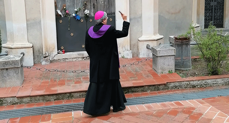 Cassano all'Ionio, Mons. Savino in preghiera per le vittime del Covid-19