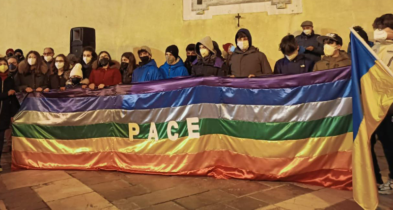 Mormanno, in piazza con la sciarpa della pace il comune ripudia la guerra