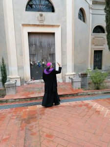 Mons. Francesco Savino in preghiera al cimitero di Cassano allo Ionio