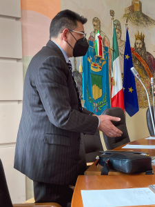 Assessore Giordano durante il suo intervento consiglio comunale di Cosenza 13 aprile 2022
