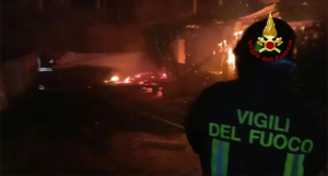 Cassano allo Ionio, incendio in azienda agricola distrugge mille balle di fieno