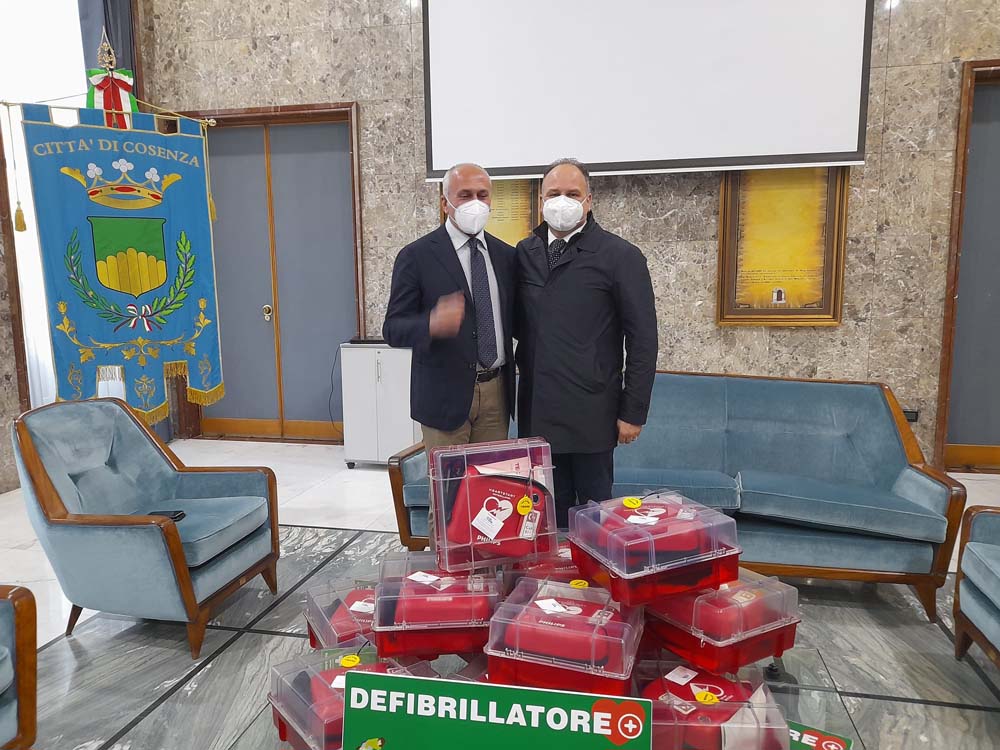 Cosenza, consegnati al Comune 12 defibrillatori ripristinati gratuitamente