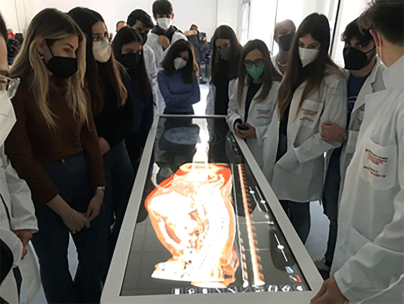 Studenti del corso di Laurea Magistrale in Medicina-Chirurgia e Tecnologie Digitali dell’Unical al tavolo anatomico 3D.
