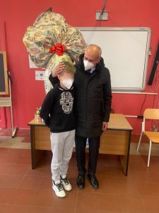 il Sindaco Franz Caruso con uno dei bimbi ucraini