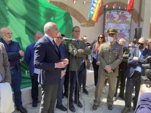 il Sindaco Franz Caruso interviene alla cerimonia