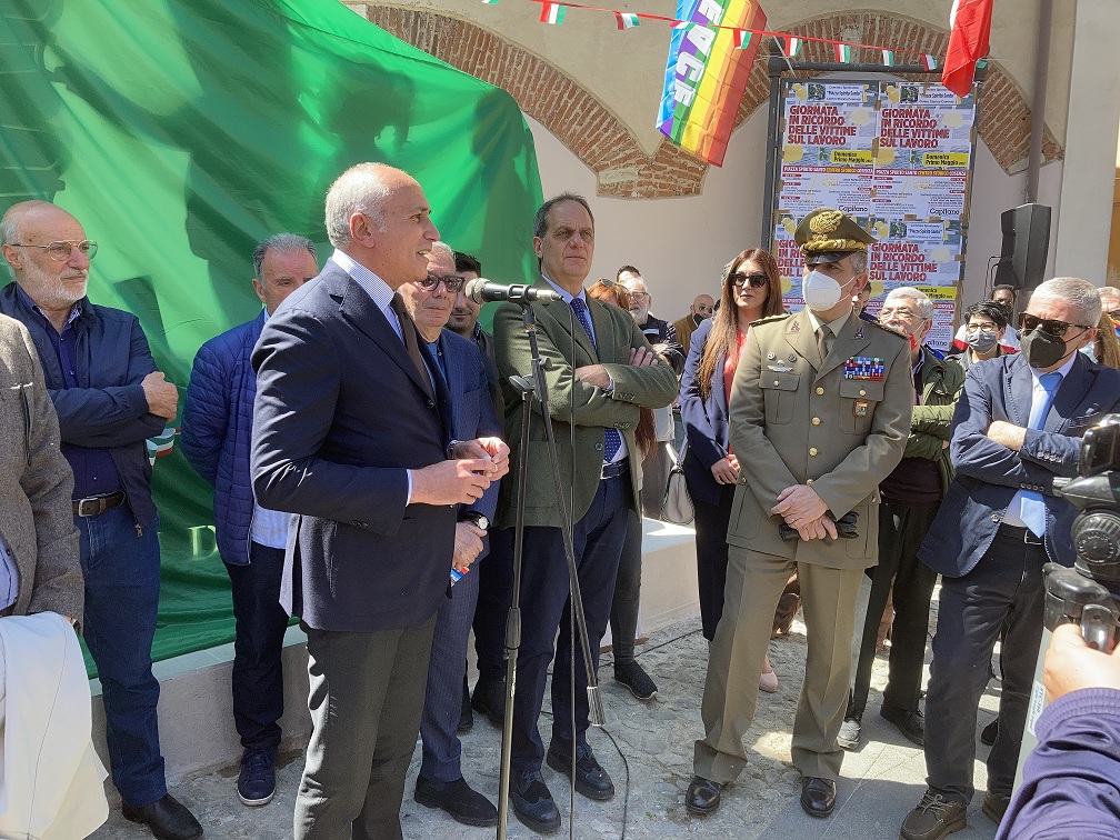 il Sindaco Franz Caruso interviene alla cerimonia