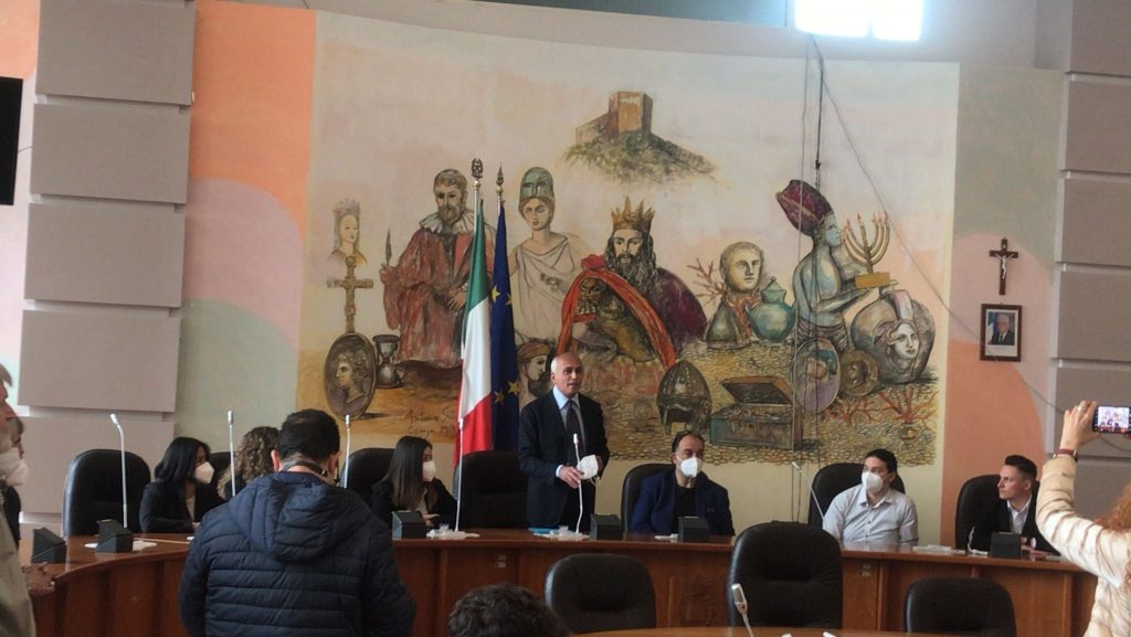 il Sindaco Franz Caruso parla ai ragazzi