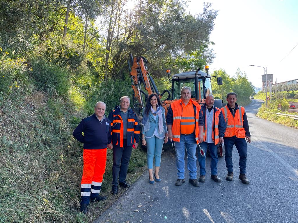 La Presidente Succurro con le squadre impegnate nella manutensione