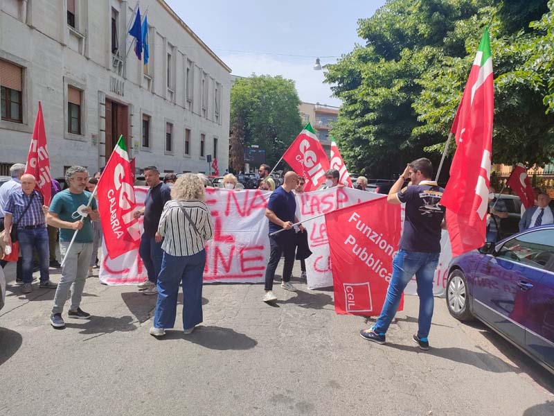 La manifestazione dei lavoratori della casa di cura Santa Lucia