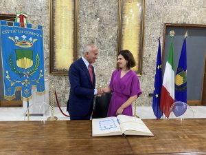 Il Sindaco Franz Caruso e ambasciatrice del Kosovo Lendita Haxhitasim