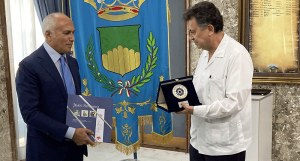 il Sindaco Franz Caruso e l'ambasciatore del Messico