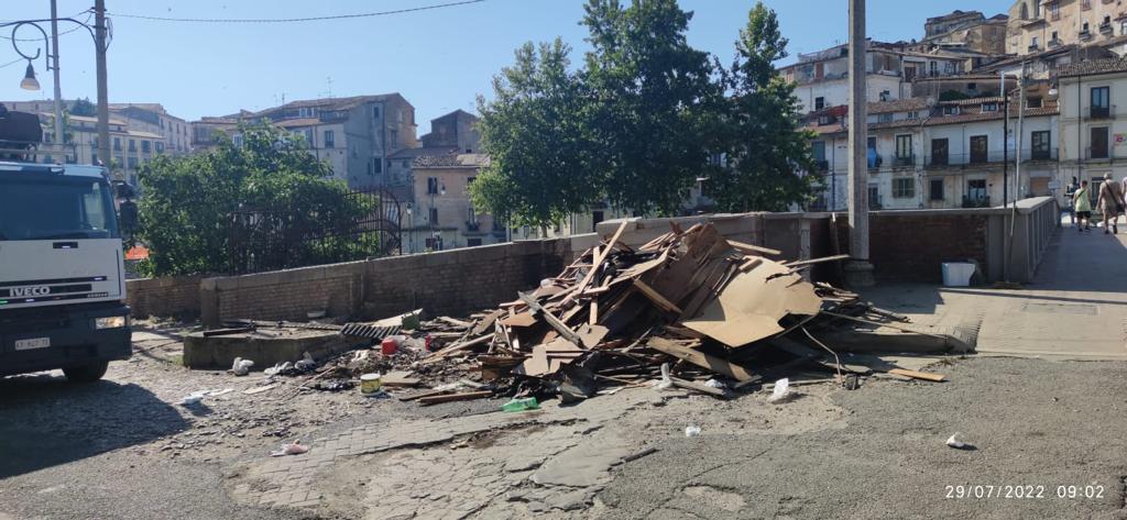 Cosenza abbattuta la baracca abusiva vicino al ponte Mario Martire