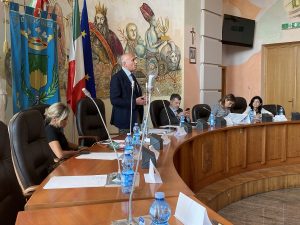 Franz Caruso interviene durante la seduta del consiglio comunale