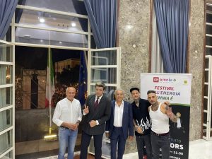 i The Kolors con il Sindaco Franz Caruso e Ad di Omnia