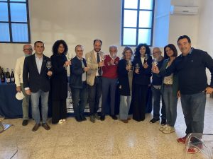 brindisi augurale degli amministratori e dei partecipanti alla tavola rotonda sul presente e futuro del vino Donnici
