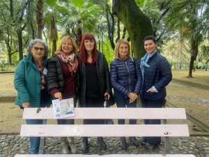Assessore De Marco dietro la panchina colorata di rosa nella villa vecchia