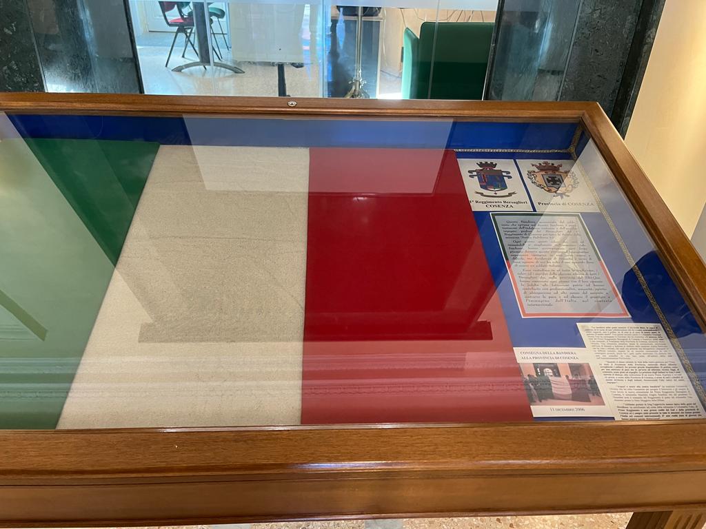 La Presidente Succurro ha ricevuto il Colonnello Francesco Ferrara, durante l'incontro è stata omaggiata la bandiera che ha sventolato a Nassiriya, custodita in una teca nel Palazzo della Provincia