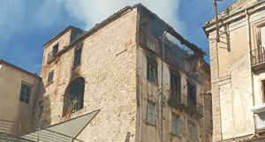 Rogo a Cosenza vecchia, giovane salvo lanciandosi da balcone