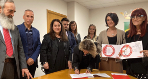 il Vice Sindaco Funaro firma la carta dei diritti. Accanto a lei le assessore Veronica Buffone e Maria Teresa De Marco