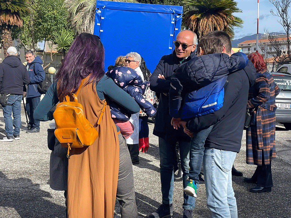 Cosenza, gli auguri del sindaco Franz Caruso ai bimbi ricoverati all’Annunziata
