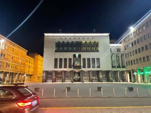 Piazza dei Bruzi illuminata con i colori dell'Ucraina