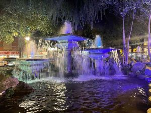 le fontane di Piazza Europa illuminate con i colori dell'Ucraina