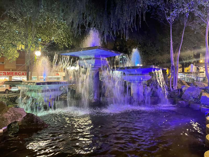le fontane di Piazza Europa illuminate con i colori dell'Ucraina