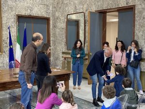 il Sindaco Franz Caruso consegna ai piccoli le carte di identità