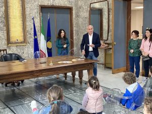 il Sindaco Franz Caruso saluta i bimbi a Palazzo dei Bruzi