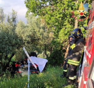 Gizzeria, auto finisce contro un albero: morto 39enne