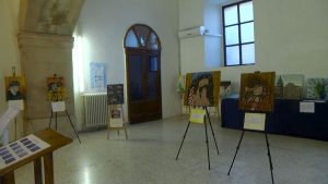 una panoramica dei quadri ospitati nel Chiostro