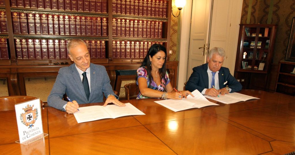 Inquinamento elettromagnetico, firmato in Calabria primo accordo d'Italia fra Anci, Corecom e Arpacal