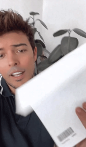 Stash mostra il referto che attesta di essere positivo al covid