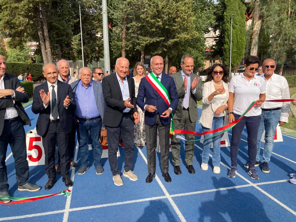 Cosenza, inaugurata dal Sindaco Franz Caruso la nuova pista di atletica del campo scuola