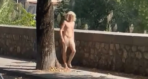 Uomo nudo per le strade di Cosenza
