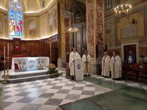 Mons. Aloise pronuncia l'omelia durante la messa