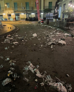 Cosenza via Santa Teresa sommersa dai rifiuti la sera della vigilia di Natale