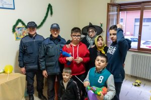Cosenza la Befana arriva per i bambini con autismo accompagnata dalla Polizia Municipale