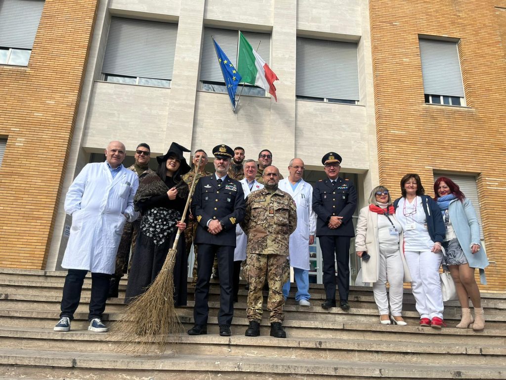 La Befana della Aeronautica Militare in volo su Ospedale di Cosenza