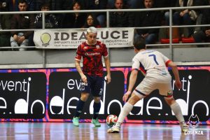 Felipinho punta Caponigro (foto Michele De Marco)