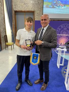 Cosenza, il sindaco consegna al giovane pilota Ermanno Quintieri il sigillo della città
