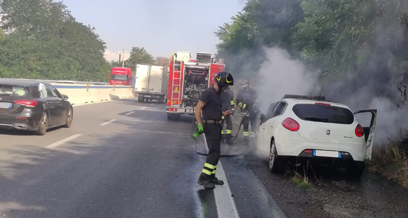 Auto in fiamme sull'A2 tra gli svincoli di Cosenza e Rogliano
